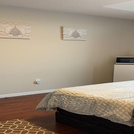 Bright Queen Room Close To Sheridan College And Airport Brampton Eksteriør billede