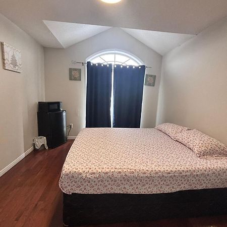 Bright Queen Room Close To Sheridan College And Airport Brampton Eksteriør billede