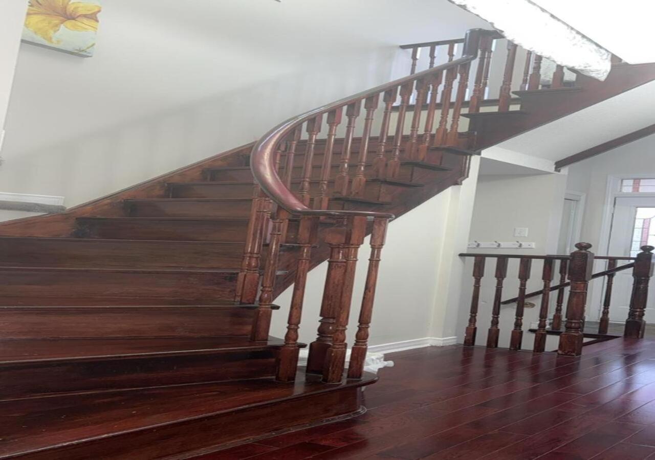 Bright Queen Room Close To Sheridan College And Airport Brampton Eksteriør billede