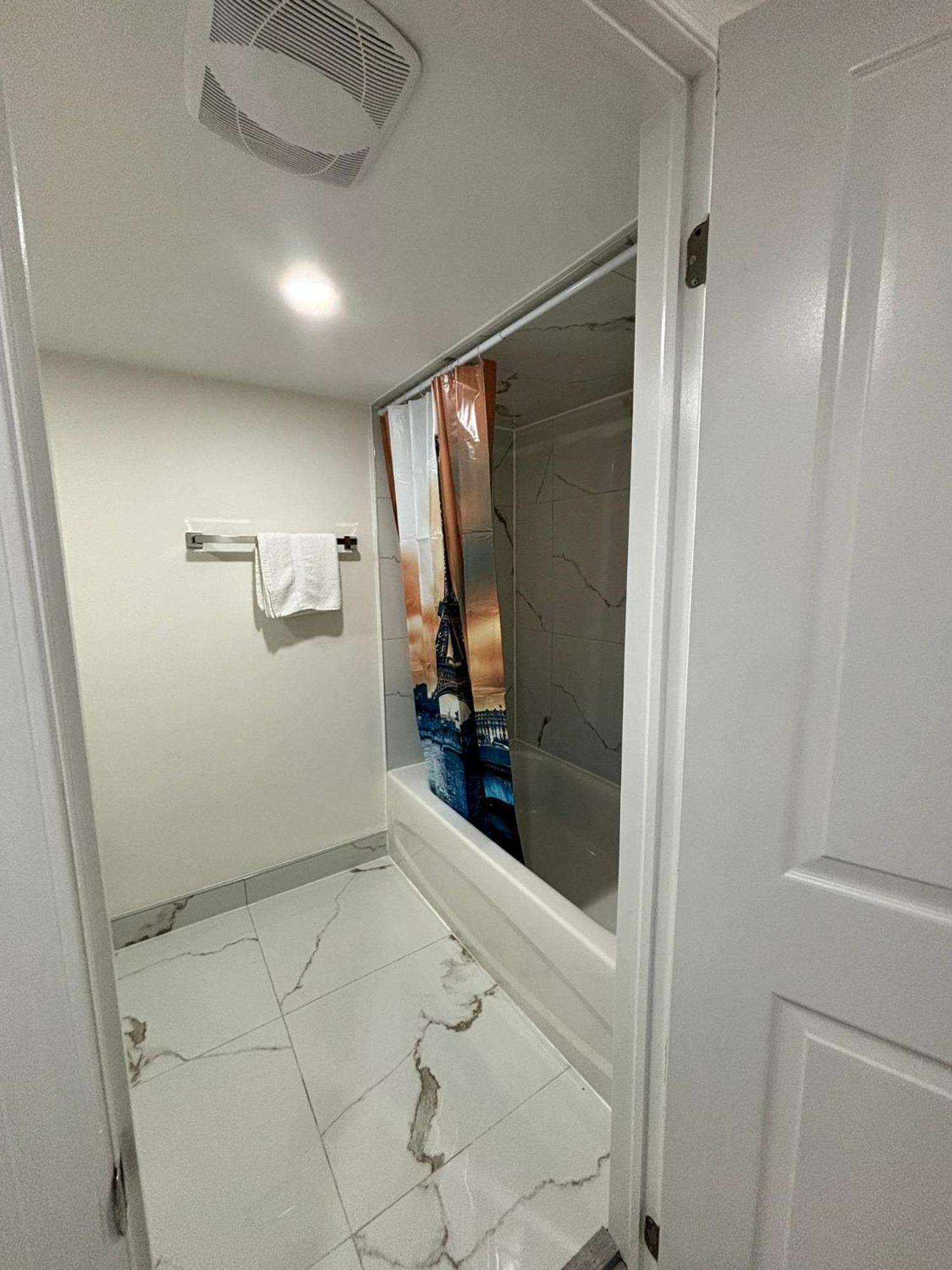 Bright Queen Room Close To Sheridan College And Airport Brampton Eksteriør billede