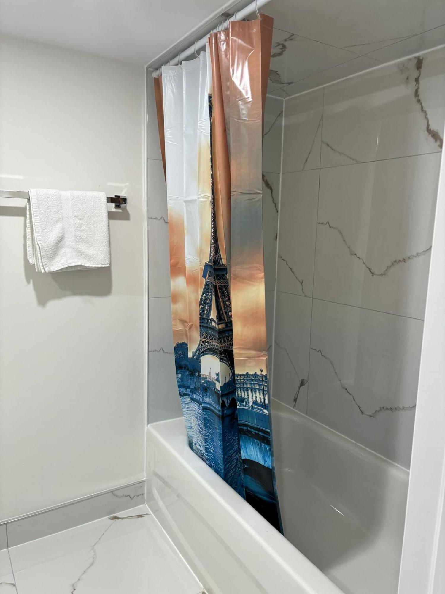 Bright Queen Room Close To Sheridan College And Airport Brampton Eksteriør billede