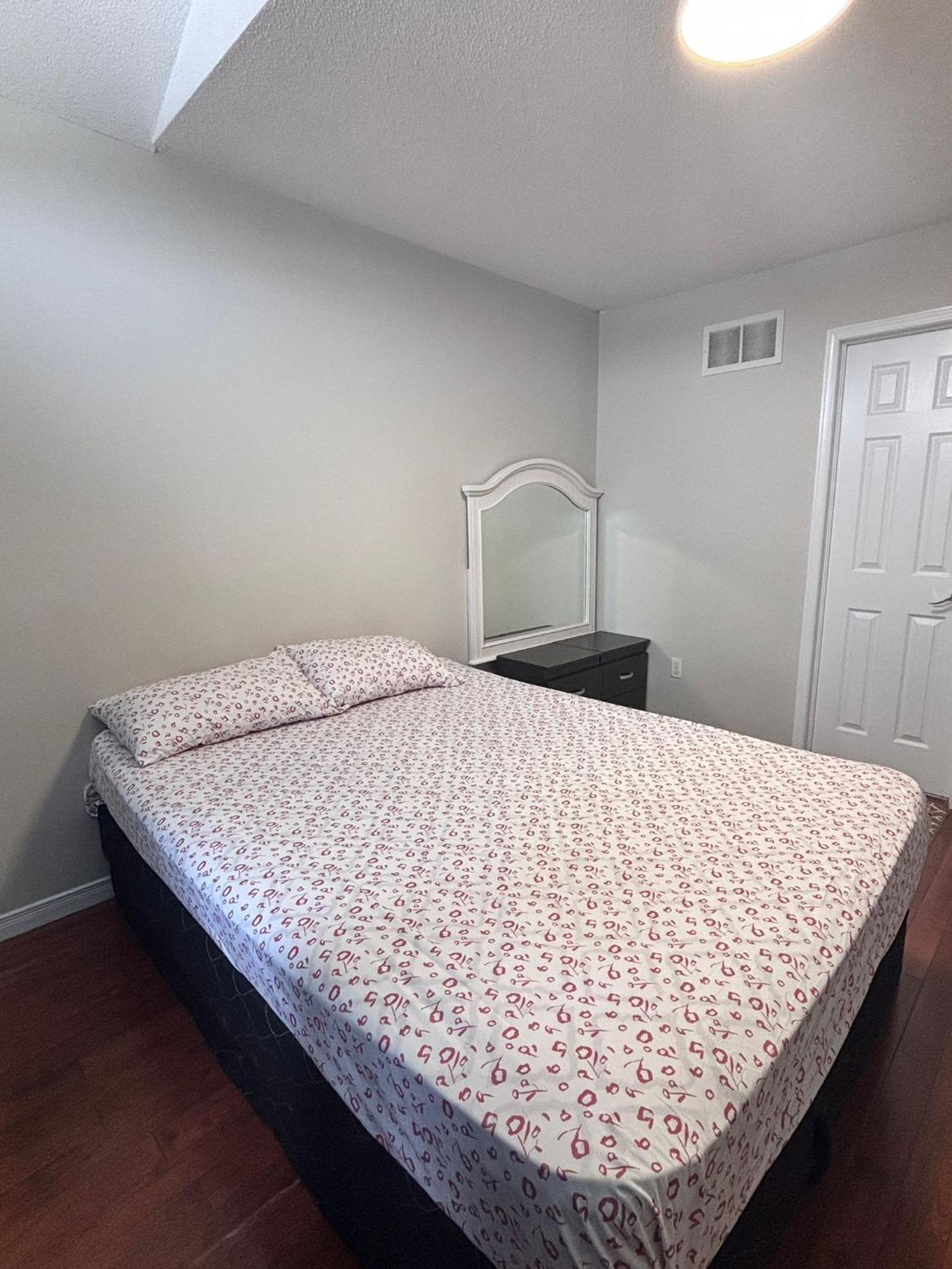 Bright Queen Room Close To Sheridan College And Airport Brampton Eksteriør billede