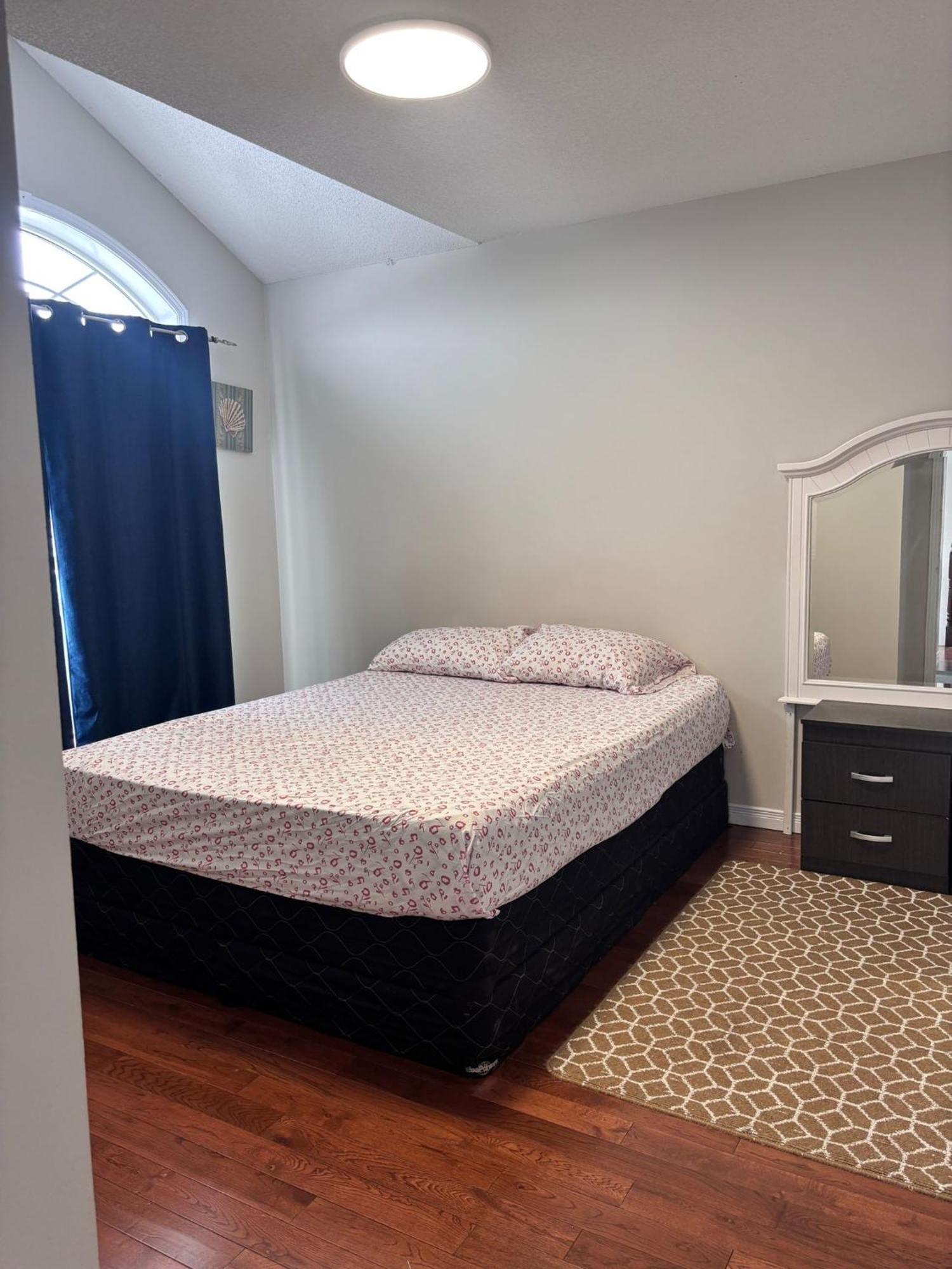 Bright Queen Room Close To Sheridan College And Airport Brampton Eksteriør billede